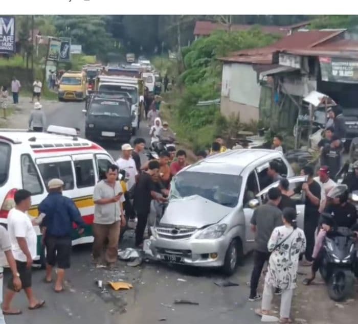 kronologi_empat_mobil_tabrakan_usai_kejarkejaran_di_dairi