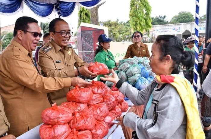 pemkab_samosir_gelar_pasar_murah_jelang_hari_raya_idulfitri_1446_h