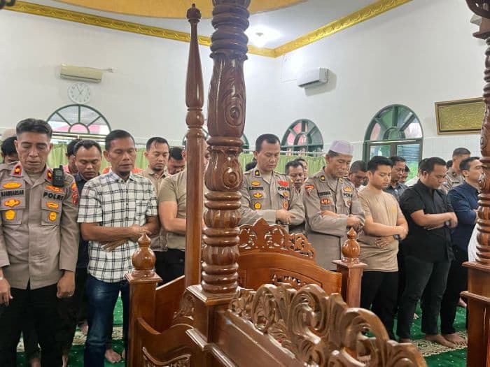 polrestabes_medan_salat_gaib_penghormatan_ke_personel_polres_way_kanan