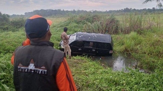 puting_beliung_bawa_mobil_dan_rusak_puluhan_rumah_di_bekasi
