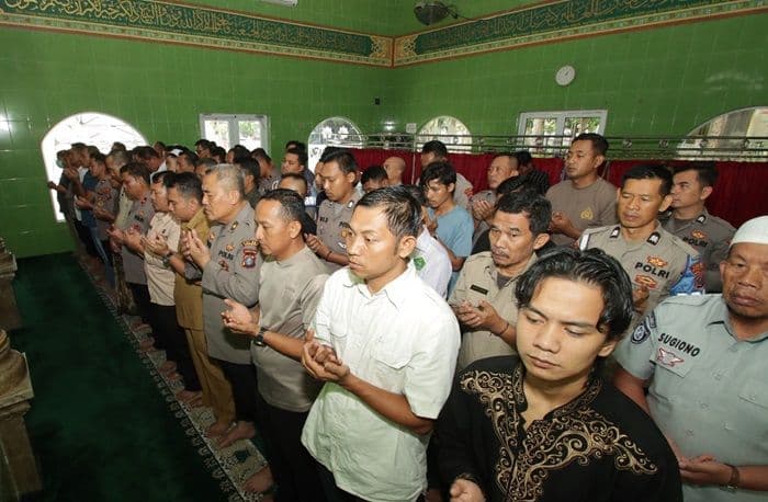 salat_gaib_atas_gugurnya_tiga_polisi_saat_penggerebekan_sabung_ayam