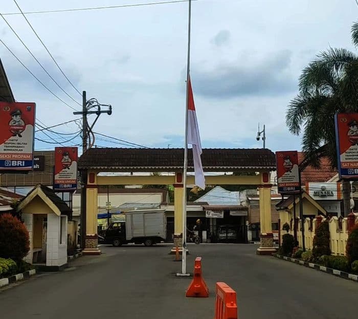 tiga_polisi_tewas_ditembak_oknum_tni_polres_binjai_pasang_bendera_setengah_tiang