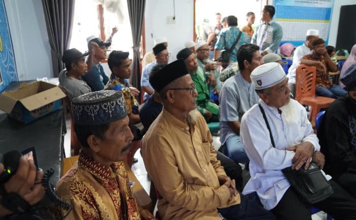guru_mengaji_bilal_mayit_dan_penggali_kubur_di_tanjung_balai_terima_bansos
