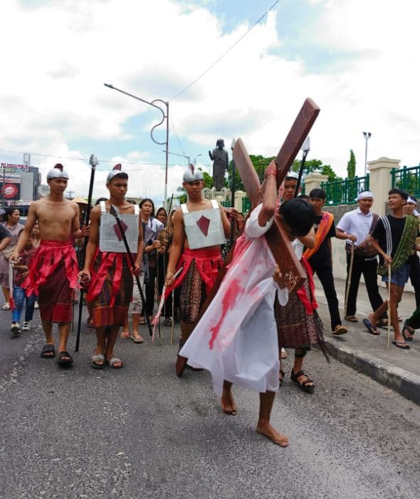 jalan_salib_hkbp_siantar_kota_refleksi_anak_muda_mengenang_penderitaan_yesus