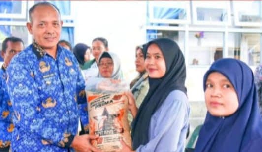 kelompok_tani_di_tapteng_terima_275_ton_bibit_padi_inbrida