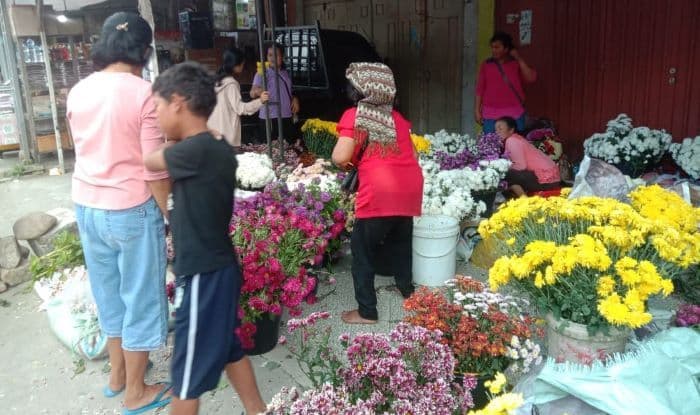 perayaan_jumat_agung_membawa_berkah_bagi_penjual_bunga_di_toba