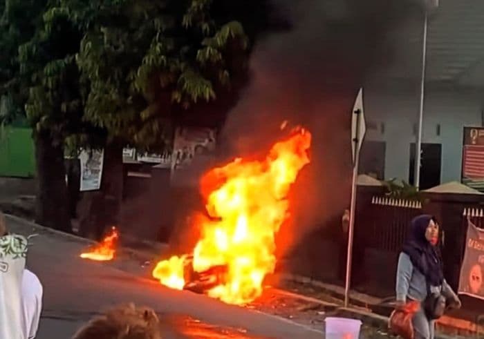 sepeda_motor_ludes_terbakar_di_pasar_kebun_lada_binjai