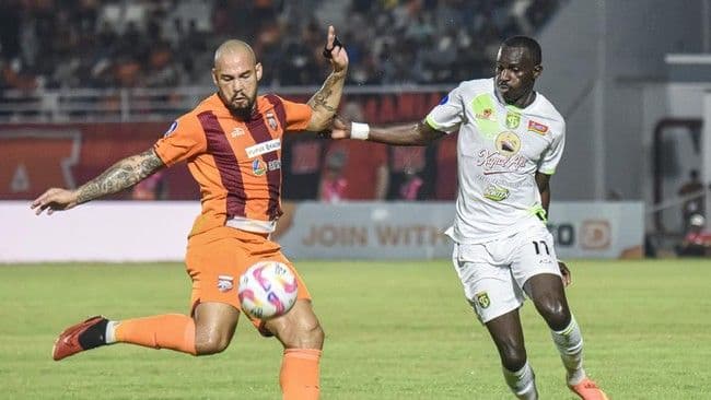 klasemen_liga_1_usai_borneo_berbagi_angka_dengan_persebaya_semen_padang_gagal_menang_lawan_persik