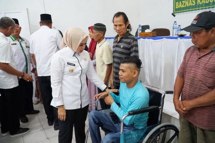 740_warga_rantau_utara_terima_zakat_dari_baznas_ini_harapan_bupati_maya_