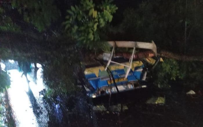 angkot_serigala_tertimpa_ranting_pohon_di_simalungun_seorang_penumpang_luka_berat