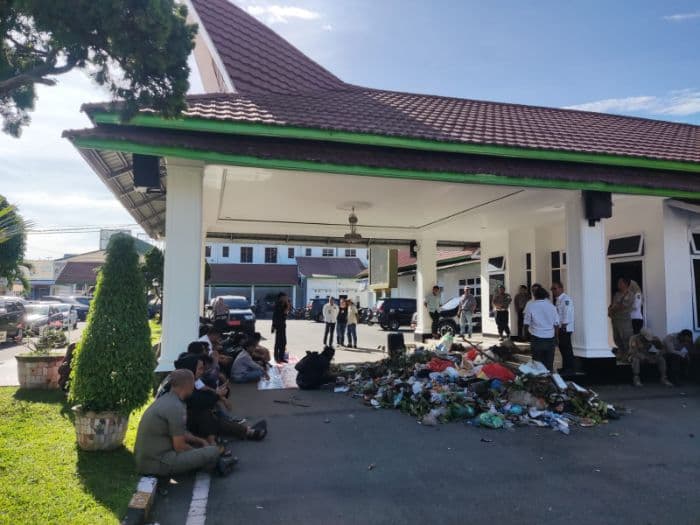 protes_krisis_sampah_mahasiswa_buang_tumpukan_sampah_di_depan_kantor_wali_kota_padangsidimpuan