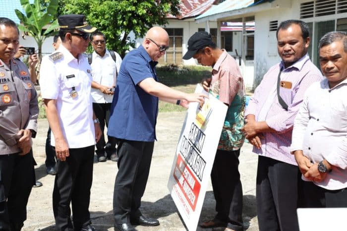 serahkan_bantuan_ke_tapsel_anggota_dpr_sabam_rajagukguk_ini_hasil_perjuangan_bupati_gus_irawan_