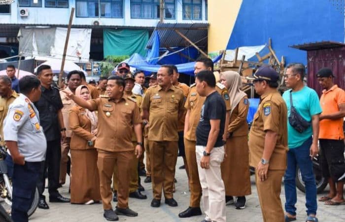 wali_kota_ajak_asn_belanja_di_pasar_sibolga_nauli