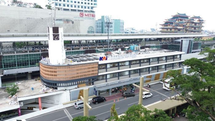 dukung_energi_hijau_stasiun_medan_pasang_pembangkit_listrik_tenaga_surya