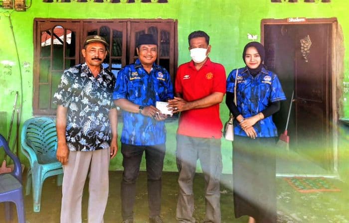 pimpinan_dprd_sumut_santuni_korban_meninggal_tertimpa_pohon_di_alunalun_stabat