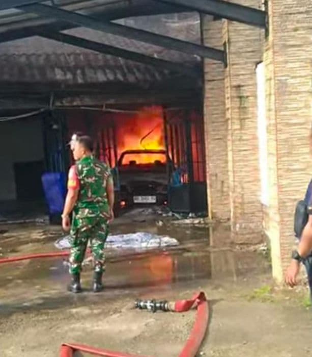 rumah_dinas_wali_kota_sibolga_terbakar_satu_mobil_pribadi_hangus