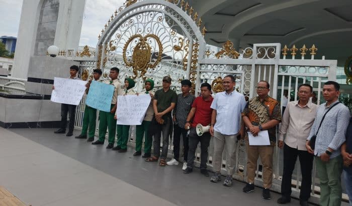 siswa_smk_di_padangsidimpuan_ngadu_ke_gubernur_sekolah_mereka_dihancurkan_demi_sekolah_rakyat
