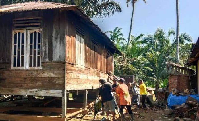 tradisi_memindahkan_rumah_panggung_di_langkat_cerminkan_kebersamaan_warga