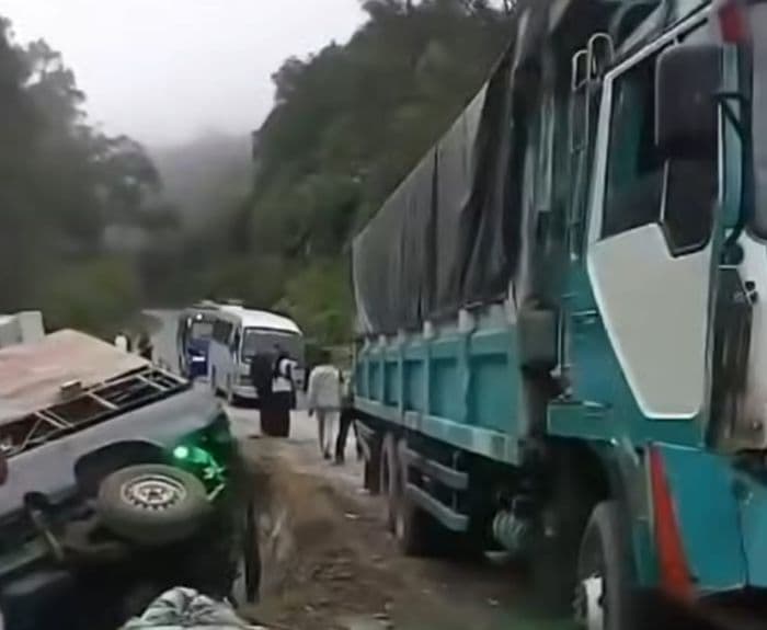 diduga_rem_blong_truk_tabrak_tiga_mobil_beruntun_di_jalinsum_lae_pondom_dairi