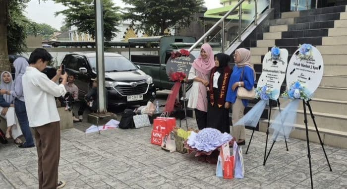 gedung_dprd_binjai_jadi_spot_favorit_mahasiswa_untuk_foto_kelulusan