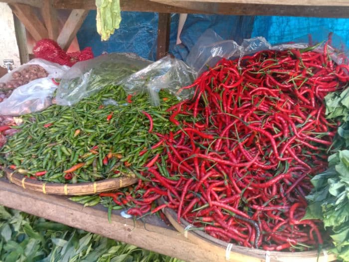 harga_bawang_merah_naik_cabai_merah_turun_di_pasar_tradisional_balige