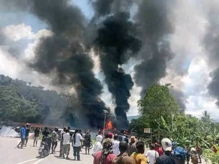 kerusuhan_yalimo_3_tewas_puluhan_bangunan_dibakar_ratusan_warga_mengungsi