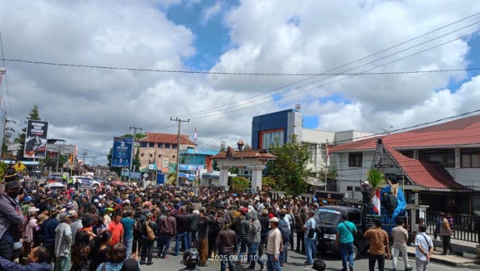 massa_aksi_tuding_ketua_dprd_dairi_memiliki_lahan_20_hektar_di_areal_konsesi_pt_gruti