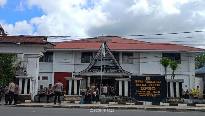 polres_dairi_kerahkan_350_personel_amankan_aksi_demo_di_dprd_dan_kantor_bupati