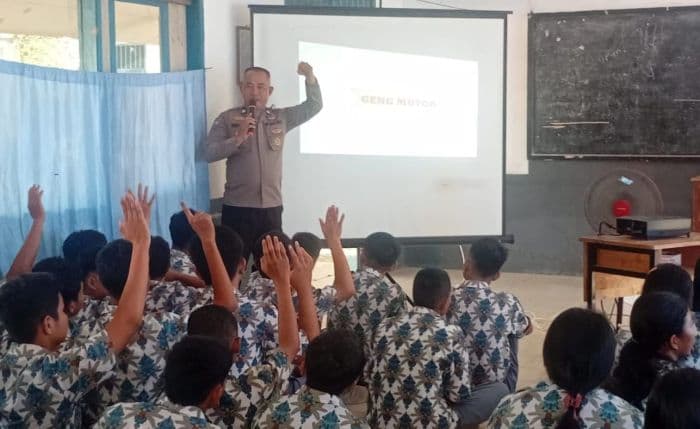 polres_tapteng_edukasi_siswa_sman_2_tukka_lewat_program_police_go_to_school