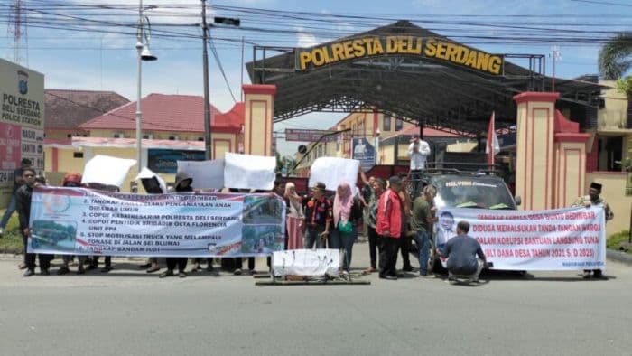 ratusan_warga_tanjung_morawa_unjuk_rasa_di_polresta_deli_serdang_ini_tuntutannya