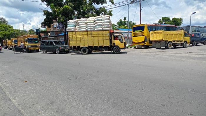 antrean_kendaraan_berbahan_bakar_solar_masih_terjadi_di_langkat