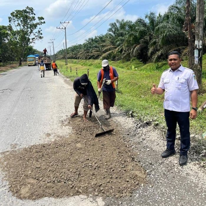jalan_rusak_di_simpang_selesai_langkat_akhirnya_diperbaiki_warga_ucapkan_terima_kasih