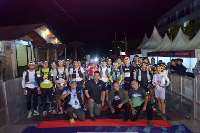 seribuan_pelari_jelajahi_keindahan_danau_toba_di_ajang_trail_of_the_kings_2025