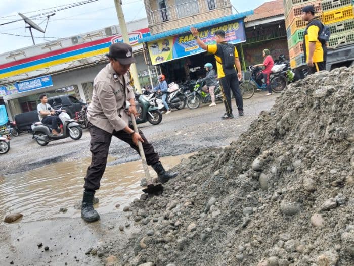 warga_apresiasi_polisi_timbun_jalan_rusak_di_tanjung_pura