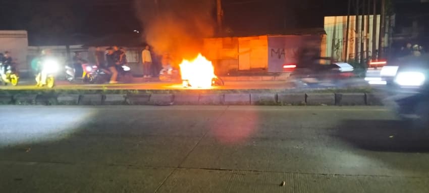 dua_kelompok_suporter_psms_bentrok_satu_unit_sepeda_motor_hangus_terbakar
