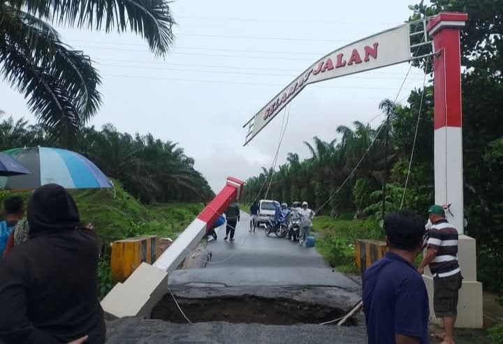 jembatan_penghubung_desa_di_simpang_empat_asahan_amblas