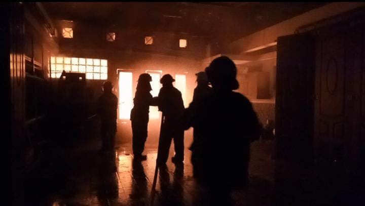 rumah_mewah_hangus_terbakar_di_marindal_pemilik_kesalkan_damkar_yang_lambat