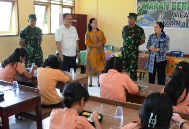 tinjau_program_mbg_di_nisel_danrem_023ks_berdialog_dengan_pelajar