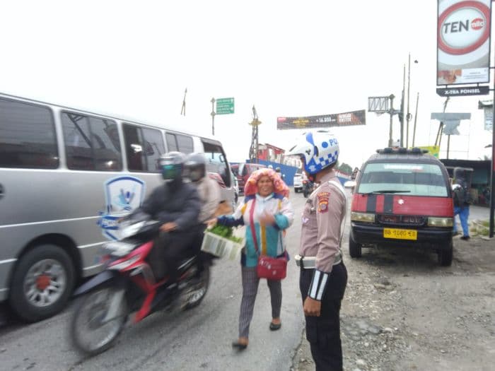 antisipasi_kemacetan_dan_pelanggaran_polisi_bersiaga_di_pasar_tumpah_porsea_toba