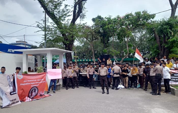 asn_dinkes_medan_tak_kunjung_ditahan_pn_medan_kembali_didemo