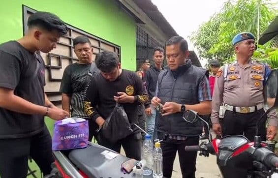 gerebek_sebuah_rumah_di_klambir_v_polrestabes_medan_amankan_tiga_pria