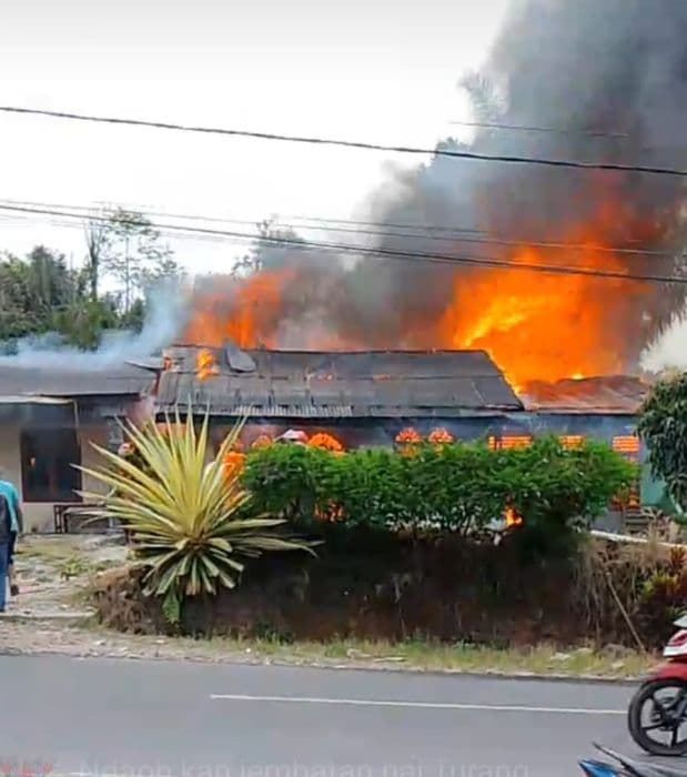 kebakaran_hebat_di_dairi_dua_rumah_hangus_dan_satu_terdampak