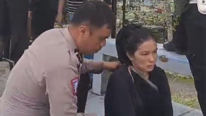 frustasi_bercerai_irt_nekat_mau_lompat_dari_fly_over_amplas