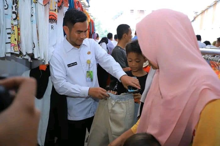 gratis_360_anak_dari_dua_kecamatan_di_labura_serbu_toko_serba_35000