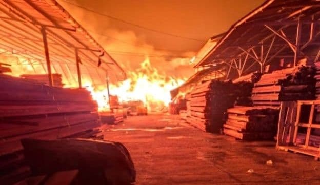 gudang_pengolahan_kayu_di_tebing_tinggi_terbakar_kerugian_ditaksir_ratusan_juta_