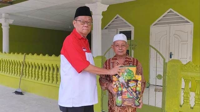 inti_asahan_tebar_kebaikan_ramadan_berbagi_parcel_bagi_pengurus_dan_tukang_sapu_masjid