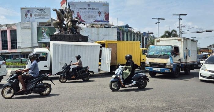 mini_truk_bermuatan_minyak_goreng_mogok_di_tugu_perjuangan_binjai