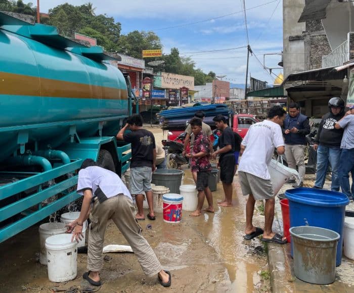 pasokan_air_bersih_di_parapat_terganggu_pdam_tirtalihou_kirim_tangki_air