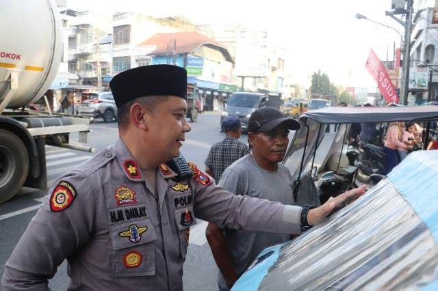 polres_langkat_sosialisasikan_hotline_110_mudik_aman_dan_bagikan_takjil