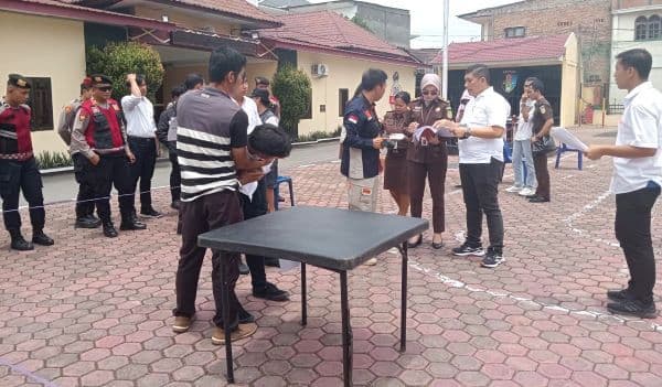 polisi_gelar_rekonstruksi_pembunuhan_di_warung_tuak_pelaku_peragakan_14_adegan